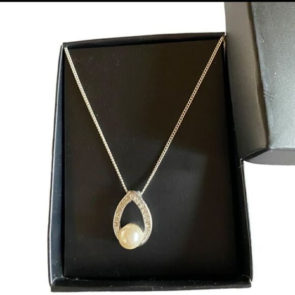 NWT Vintage Avon Silvertone Necklace with Rhinestones and Simulated Pearl - Picture 4 of 6